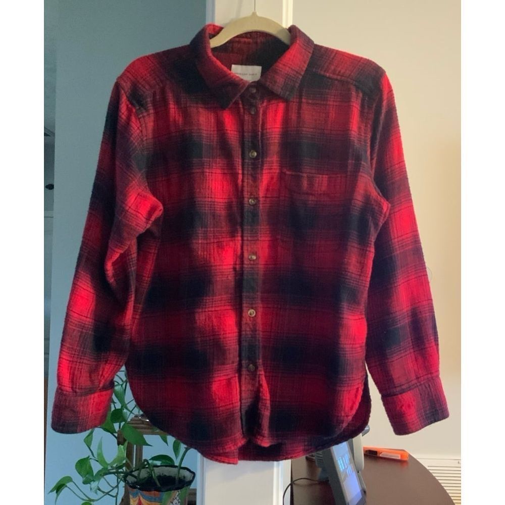 American Eagle Boyfriend Fit Red and‎ Black Plaid Flannel size Small